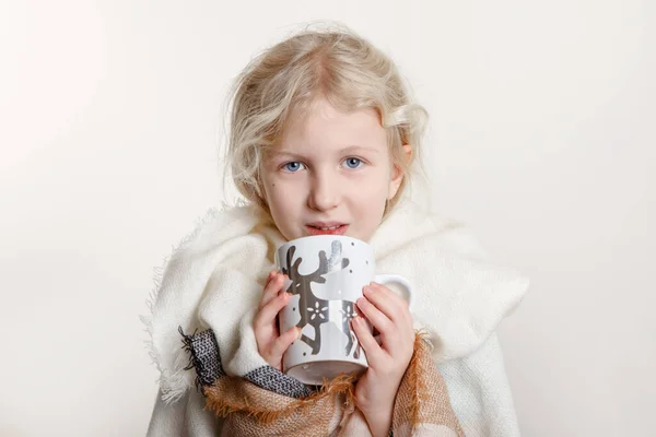 Портрет Красивой Белой Девушки Завернутой Белое Одеяло Пьющей Чашки Счастливый — стоковое фото