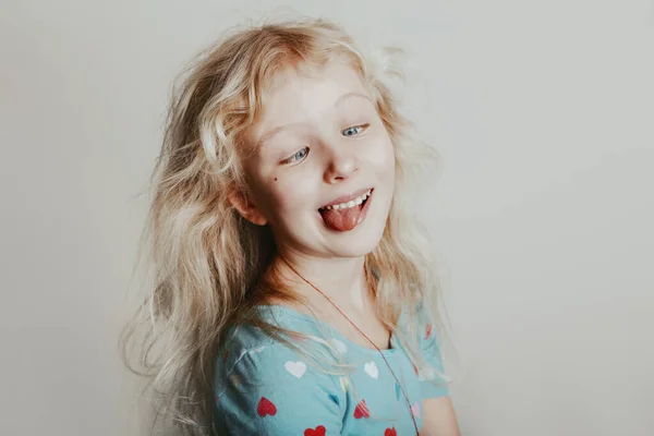 Косоглазуя Белокурая Блондинка Смотрящая Нос Смешной Веселый Ребенок Детском Саду — стоковое фото