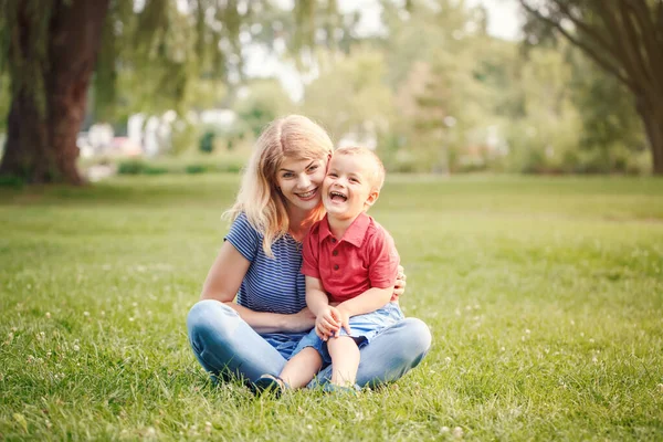 Молодая Улыбающаяся Белая Мать Смеющийся Мальчик Малыш Сидящий Траве Парке — стоковое фото