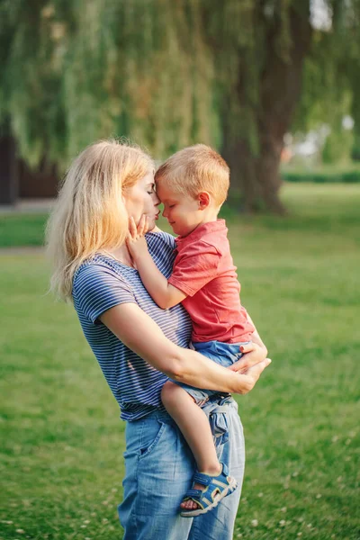 Joven Madre Caucásica Sosteniendo Hijo Pequeño Brazos Familia Mamá Besándose — Foto de Stock