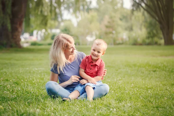 Молодая Улыбающаяся Белая Мать Смеющийся Мальчик Малыш Сидящий Траве Парке — стоковое фото