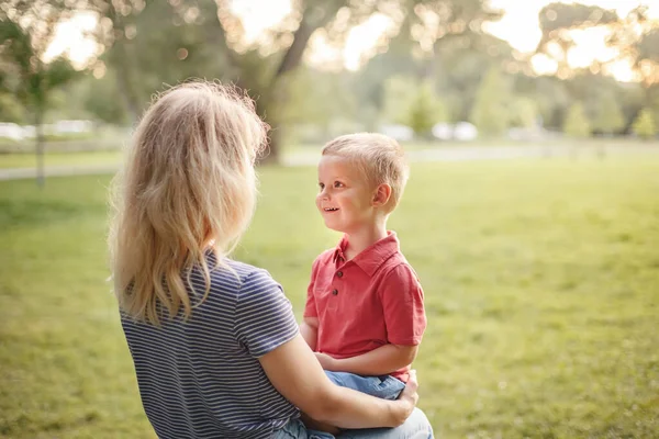 Junge Kaukasische Mutter Und Kleiner Sohn Sitzen Sich Gegenüber Mutter — Stockfoto