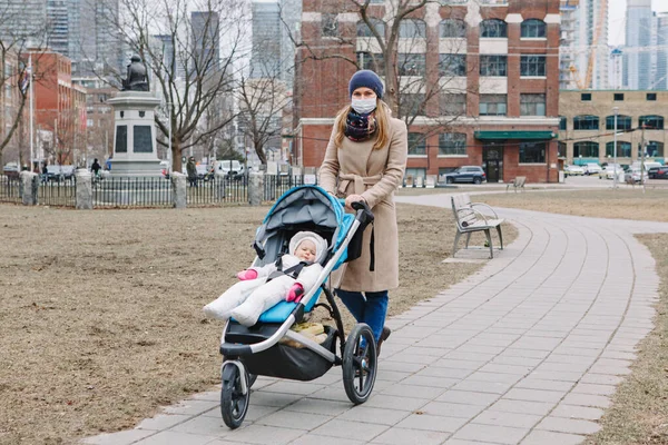 Fiatal Kaukázusi Anya Sebészeti Maszkban Sétál Egy Gyerekkel Torontóban Védőmaszk — Stock Fotó