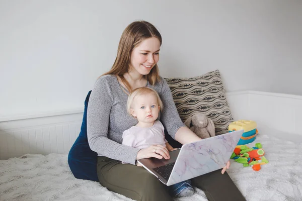 Ibu Muda Kaukasia Dengan Bayi Bekerja Pada Laptop Dari Rumah — Stok Foto