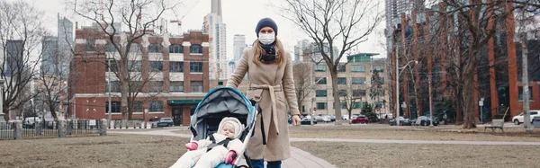 Madre Caucásica Máscara Quirúrgica Caminando Con Bebé Aire Libre Toronto — Foto de Stock