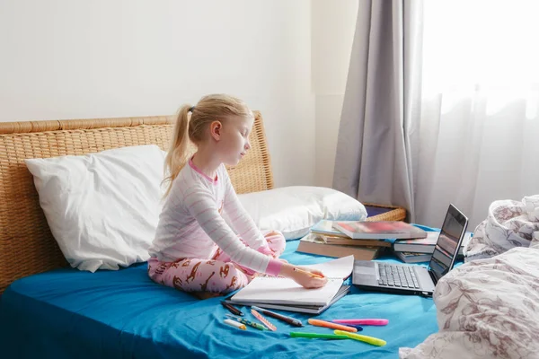 Anak Perempuan Kaukasia Duduk Tempat Tidur Dan Belajar Secara Online — Stok Foto