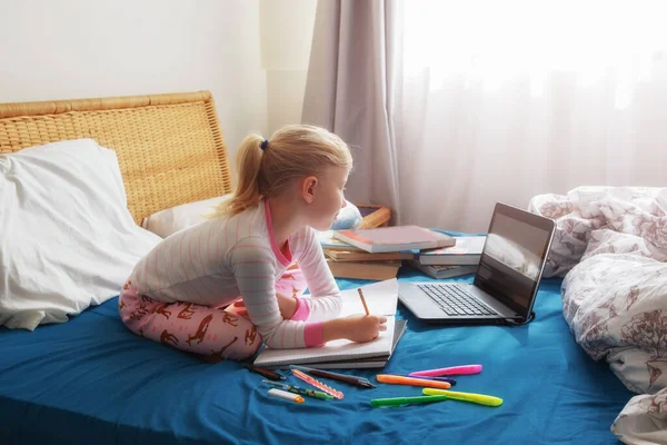 Biała Dziewczyna Dziecko Siedzi Łóżku Uczy Się Online Laptopie Internet — Zdjęcie stockowe