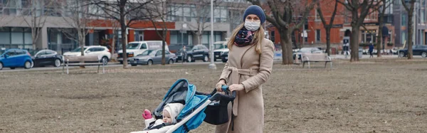 Madre Caucásica Máscara Quirúrgica Caminando Con Bebé Aire Libre Toronto — Foto de Stock