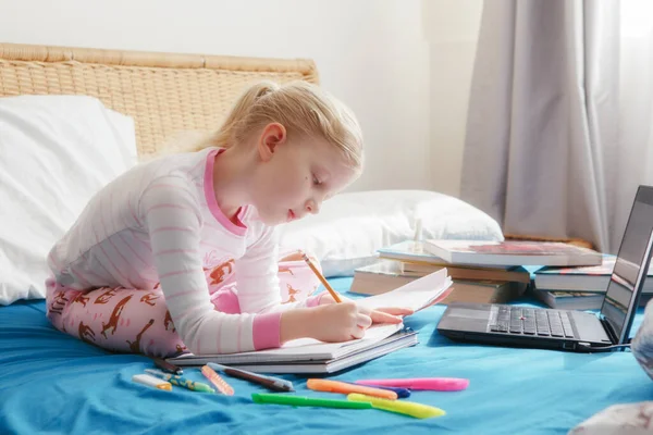 Biała Dziewczyna Dziecko Siedzi Łóżku Uczy Się Online Laptopie Internet — Zdjęcie stockowe