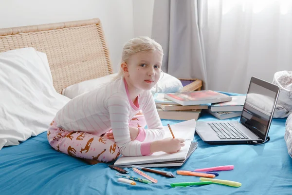 Kaukasiska Flicka Barn Sitter Sängen Och Lär Sig Online Laptop — Stockfoto