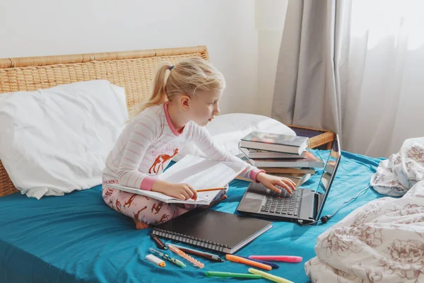 Ragazza Caucasica Bambino Seduto Letto Imparare Online Internet Portatile Lezione — Foto Stock