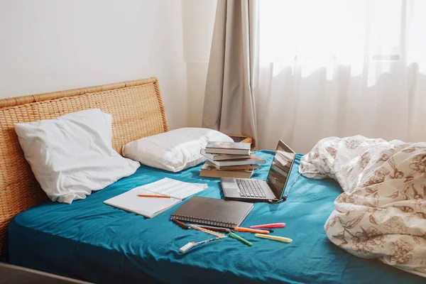 Huis Interieur Slaapkamer Met Laptop Boeken Voor Afstandsbediening Zelfstudie Virtuele — Stockfoto