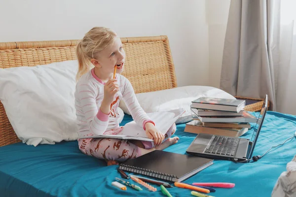 Niña Caucásica Sentado Cama Aprendizaje Línea Internet Portátil Clase Virtual — Foto de Stock