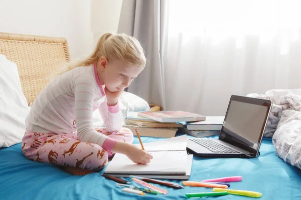 Kaukasische Mädchen Kind Bett Sitzen Und Lernen Online Auf Laptop — Stockfoto