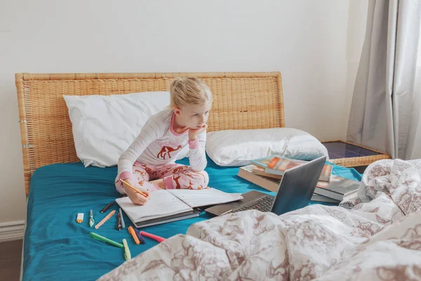 Anak Perempuan Kaukasia Duduk Tempat Tidur Dan Belajar Secara Online — Stok Foto