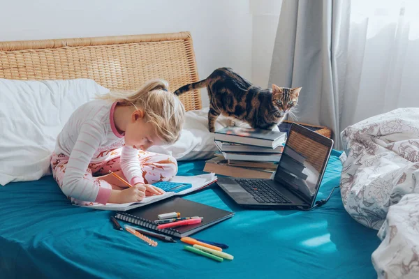 Anak Perempuan Kaukasia Duduk Tempat Tidur Dan Belajar Secara Online — Stok Foto