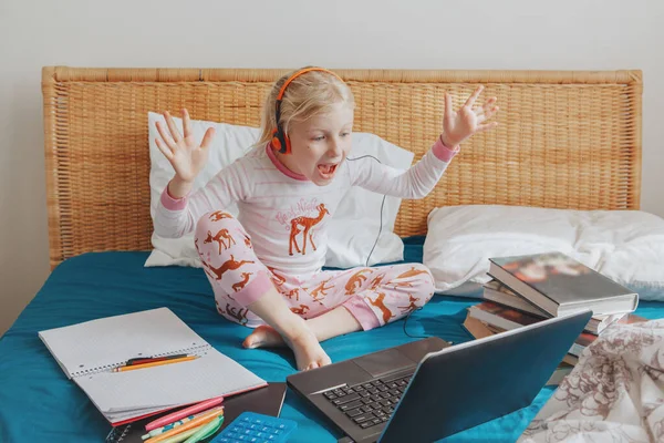 Kaukasiska Flicka Barn Sitter Sängen Och Lär Sig Online Laptop — Stockfoto
