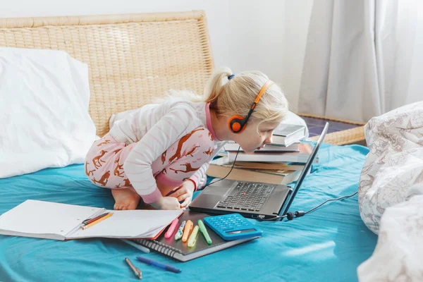 Kaukasiska Flicka Barn Sitter Sängen Och Lär Sig Online Laptop — Stockfoto