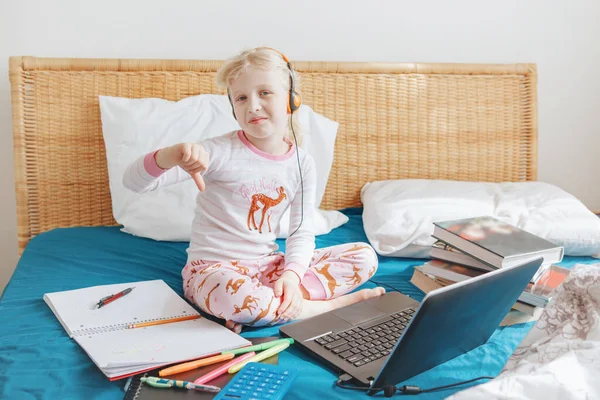 Anak Perempuan Kaukasia Menyedihkan Duduk Tempat Tidur Belajar Online Internet — Stok Foto