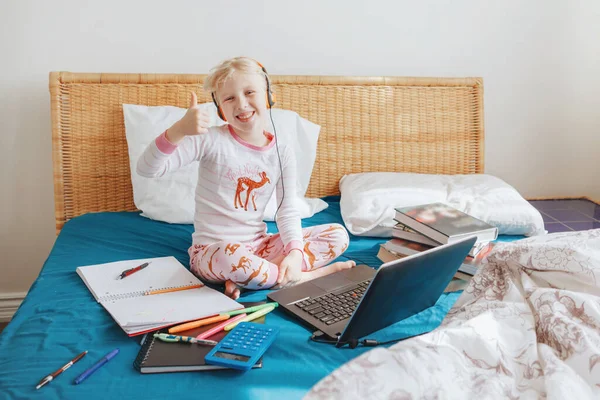 Anak Perempuan Kaukasia Bahagia Duduk Tempat Tidur Belajar Online Internet — Stok Foto