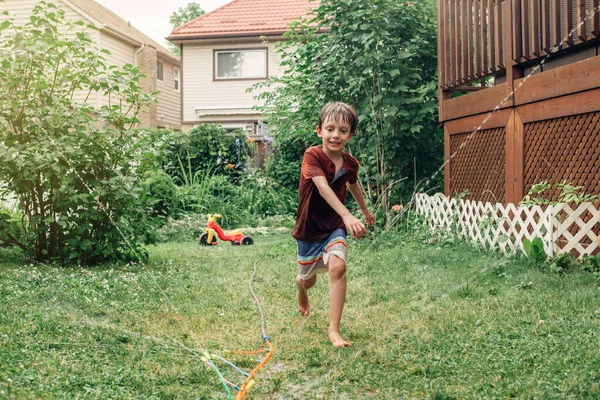 Chłopiec Przedszkola Pluskający Się Wężem Ogrodowym Podwórku Letni Dzień Dziecko — Zdjęcie stockowe
