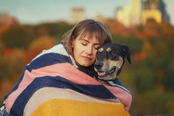 Mujer Caucásica Con Los Ojos Cerrados Abrazando Perro Abrazador Propietario — Foto de Stock