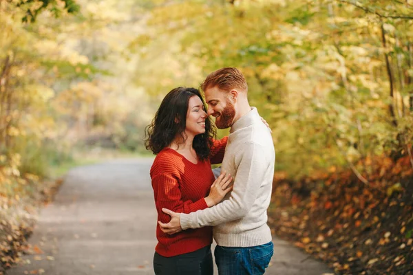 美丽的情妇夫妇的画像 秋天的一天 男朋友和女朋友在公园的小径上拥抱在一起 团结和幸福 真实的人的感受 — 图库照片