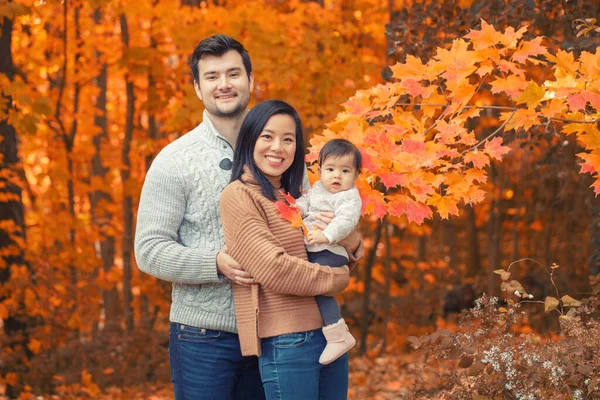 Азиатская Мама Белый Отец Папа Малышкой Осеннем Осеннем Парке Семья — стоковое фото