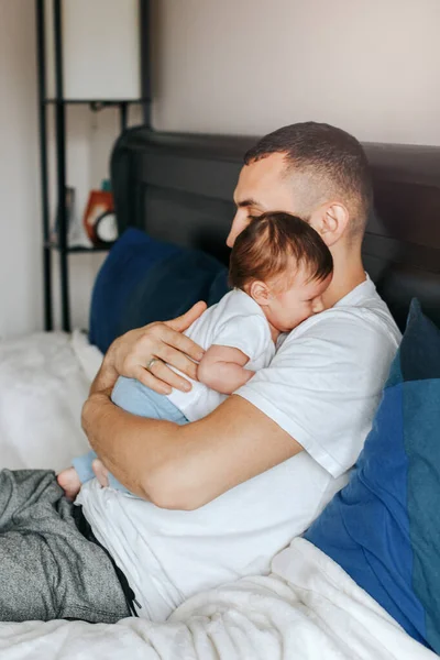 Padre Caucásico Sosteniendo Bebé Recién Nacido Hombre Padre Acostado Con — Foto de Stock