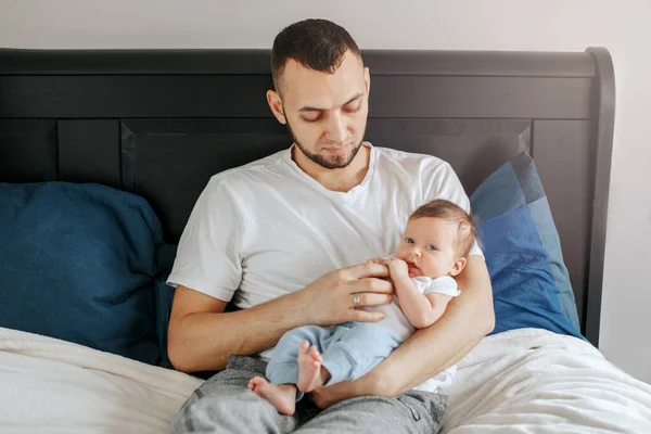 Padre Caucásico Sosteniendo Bebé Recién Nacido Hombre Padre Acostado Con — Foto de Stock