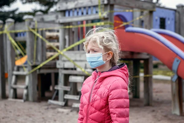 Szomorú Kaukázusi Lány Arcmaszkban Zárt Játszótéren Áll Szabadban Gyerekek Sárga — Stock Fotó