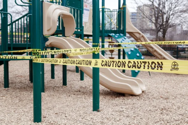 カナダのオンタリオ州トロント 2020年3月26日 閉鎖された屋外遊び場 子供たちは人々が集まるのを止めるために黄色の注意テープでロックされたエリアを再生します コロナウイルス社会的距離隔離 — ストック写真