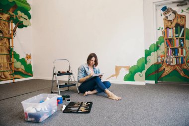 Yaşam tarzı yaratıcı hobi ve serbest sanatsal iş konsepti. Stylus 'la birlikte dokunmatik ped dijital tabletine resim çizen beyaz kadın ressam. Çizim oluşturma süreci.