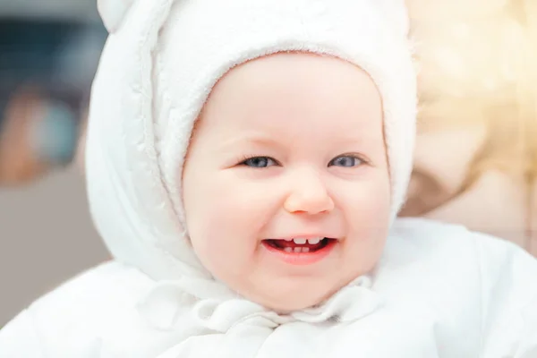 Portret Uroczej Uśmiechniętej Białej Dziewczynki Zewnątrz Dziecko Maluch Białych Ciepłych — Zdjęcie stockowe