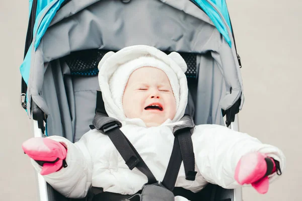 Potret Sedih Menangis Bayi Perempuan Kaukasia Luar Screaming Balita Anak — Stok Foto