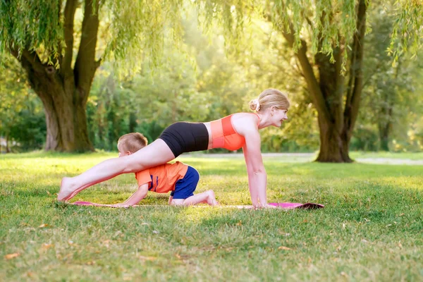 Aile Yazları Açık Hava Sporları Genç Beyaz Bir Anne Küçük — Stok fotoğraf