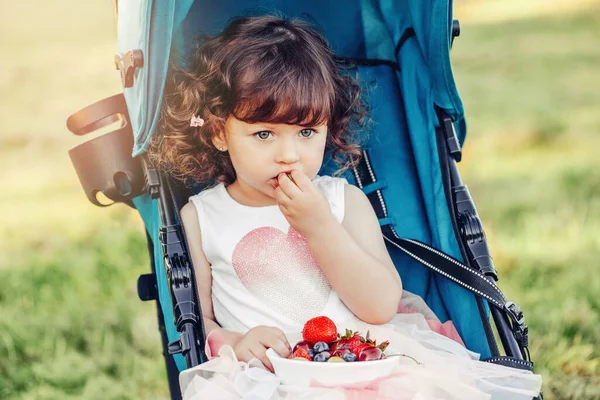 Carino Adorabile Bambina Caucasica Bambino Seduto Nel Passeggino Fuori Mangiare — Foto Stock