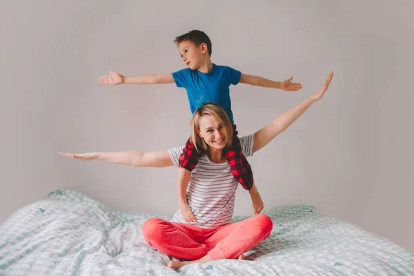 Mère Fils Caucasiens Souriants Jouant Dans Chambre Coucher Maison Enfant — Photo