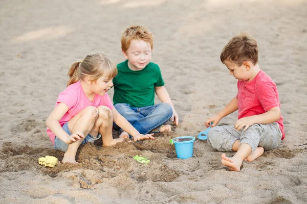 Троє Кавказьких Дітей Сидять Пісочниці Граючи Іграшками Пляжі Маленька Дівчинка — стокове фото