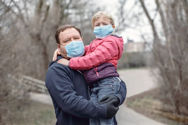Καυκάσιος Πατέρας Κοριτσάκι Φορώντας Μάσκες Υγιεινής Προσώπου Εξωτερικούς Χώρους Οικογενειακός — Φωτογραφία Αρχείου