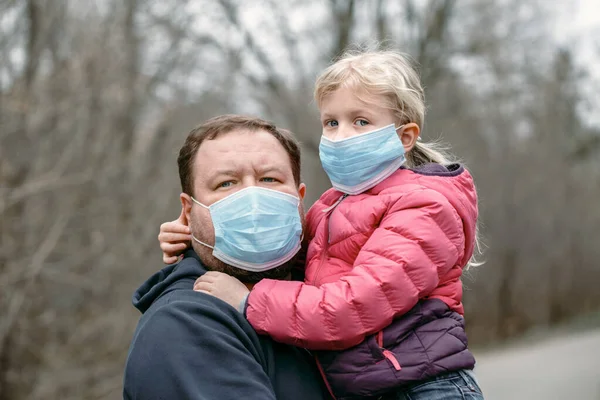 Padre Caucásico Con Niña Usando Mascarillas Sanitarias Aire Libre Padre — Foto de Stock