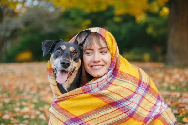 Kvinna Insvept Yllefilt Med Hund Höstens Höstpark Vacker Glad Ung — Stockfoto