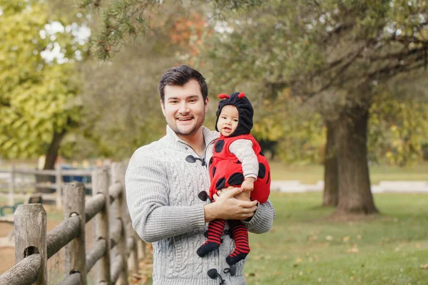 Feliz Sorrindo Pai Caucasiano Pai Com Bonito Adorável Bebê Menina — Fotografia de Stock