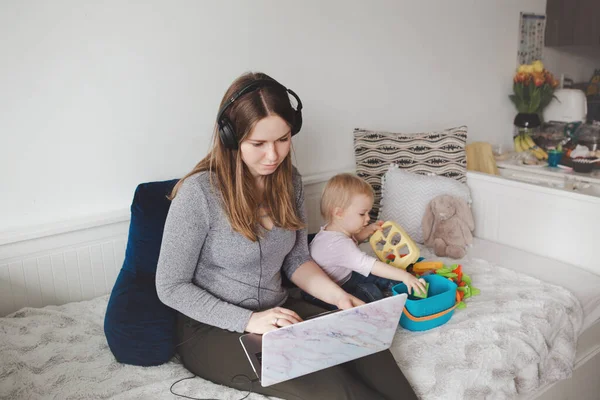 Ibu Muda Kaukasia Dengan Bayi Balita Bekerja Pada Laptop Dari — Stok Foto
