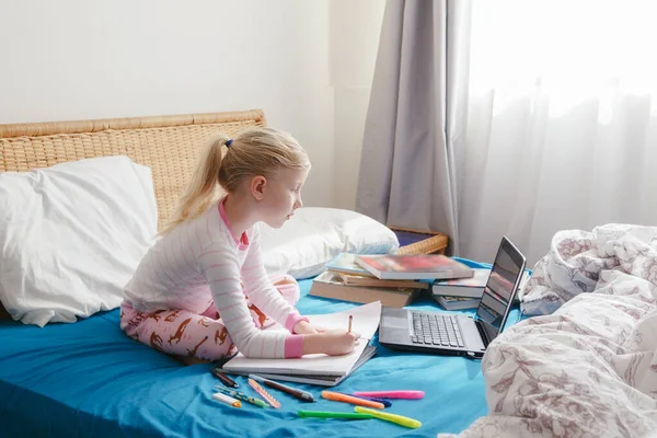 Niña Caucásica Sentado Cama Aprendizaje Línea Internet Portátil Escuela Clase — Foto de Stock