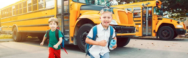 Dois Engraçados Meninos Caucasianos Felizes Estudantes Crianças Correndo Perto Ônibus — Fotografia de Stock