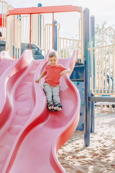 Ativo Feliz Sorrindo Menino Caucasiano Deslizando Playground Criança Pátio Escola — Fotografia de Stock