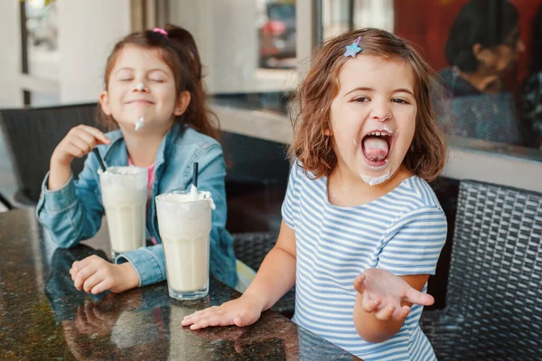 Två Roliga Vita Små Förskolesyskon Dricker Milkshake Caféet Vänner Som — Stockfoto