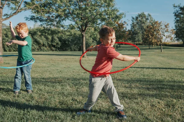 Dois Meninos Pré Escolares Caucasianos Engraçados Brincando Com Hoola Hoop — Fotografia de Stock
