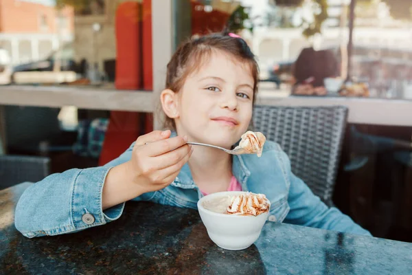 Αστείο Λευκό Κορίτσι Προσχολικής Ηλικίας Τρώει Γλυκό Επιδόρπιο Κουτάλι Στο — Φωτογραφία Αρχείου